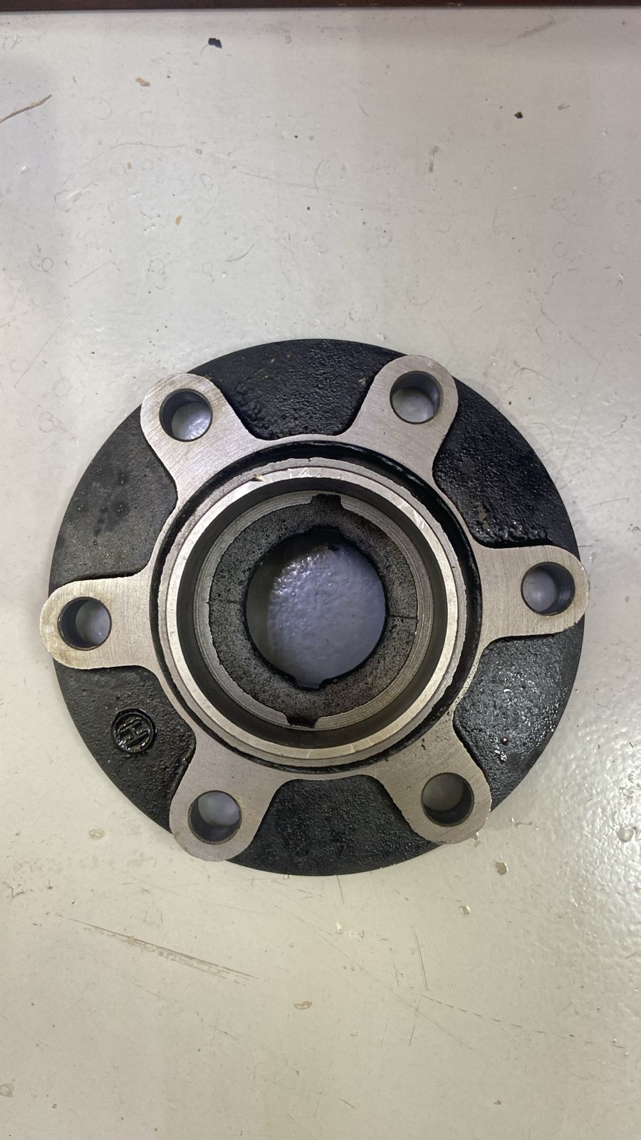 Ex Body_ Front Axle Hub Suitable for ISUZU 4HK1 NPR اكسل امامي