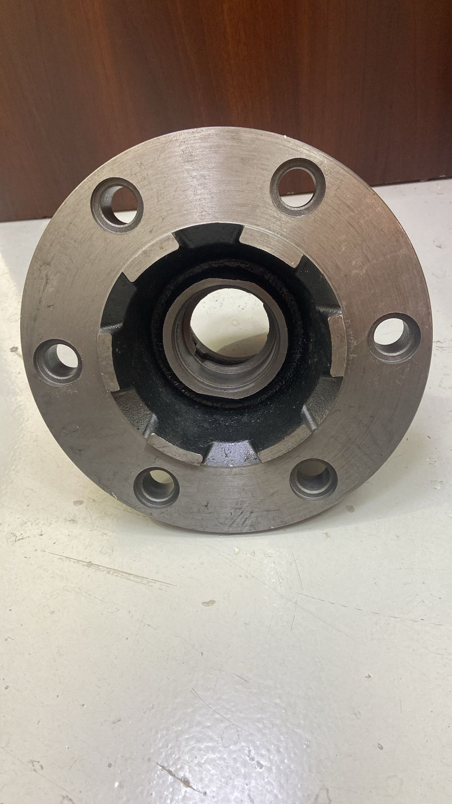 Ex Body_ Front Axle Hub Suitable for ISUZU 4HK1 NPR اكسل امامي